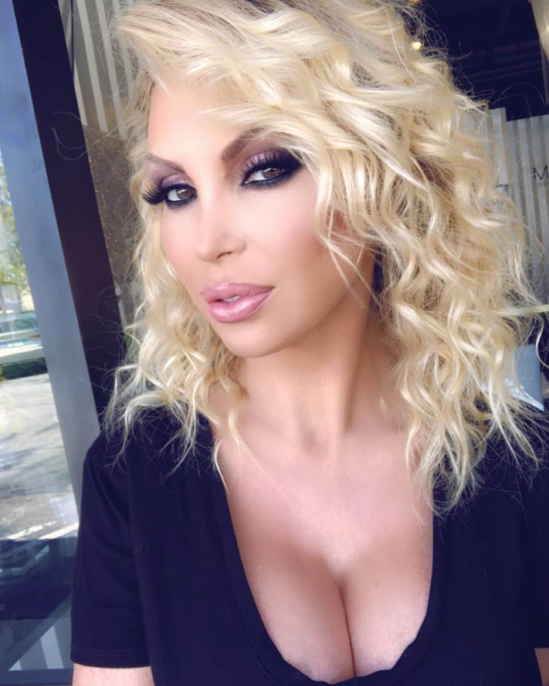 ニッキー・ベンツさんのインスタグラム写真 - (ニッキー・ベンツInstagram)「Rockin curls」8月26日 4時51分 - nikkibenz