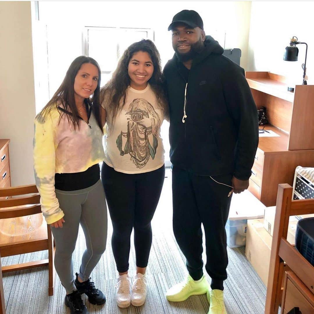 Despierta Americaさんのインスタグラム写真 - (Despierta AmericaInstagram)「@davidortiz compartió este momento emocionante junto a su hija acompañándola a la universidad donde comenzará una nueva etapa en su vida.  #Repost @davidortiz ・・・ A life experience take place on us dropping off one of my kids at college..... good luck with everything and remember “ to be the great you have to bring the best out of you everyday” lov you....mom & dad!!!」8月26日 4時50分 - despiertamerica