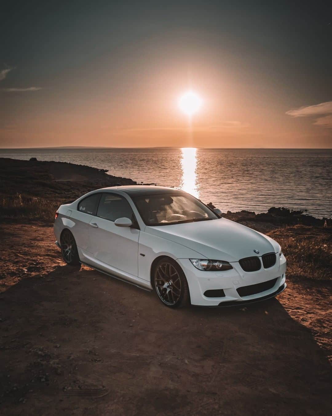 BMWのインスタグラム：「The perfect summer vibe combo: Sunset. Beach... The fifth generation of the BMW 3 Series Coupé. #BMW #3Series #BMWrepost @punisher_e92」