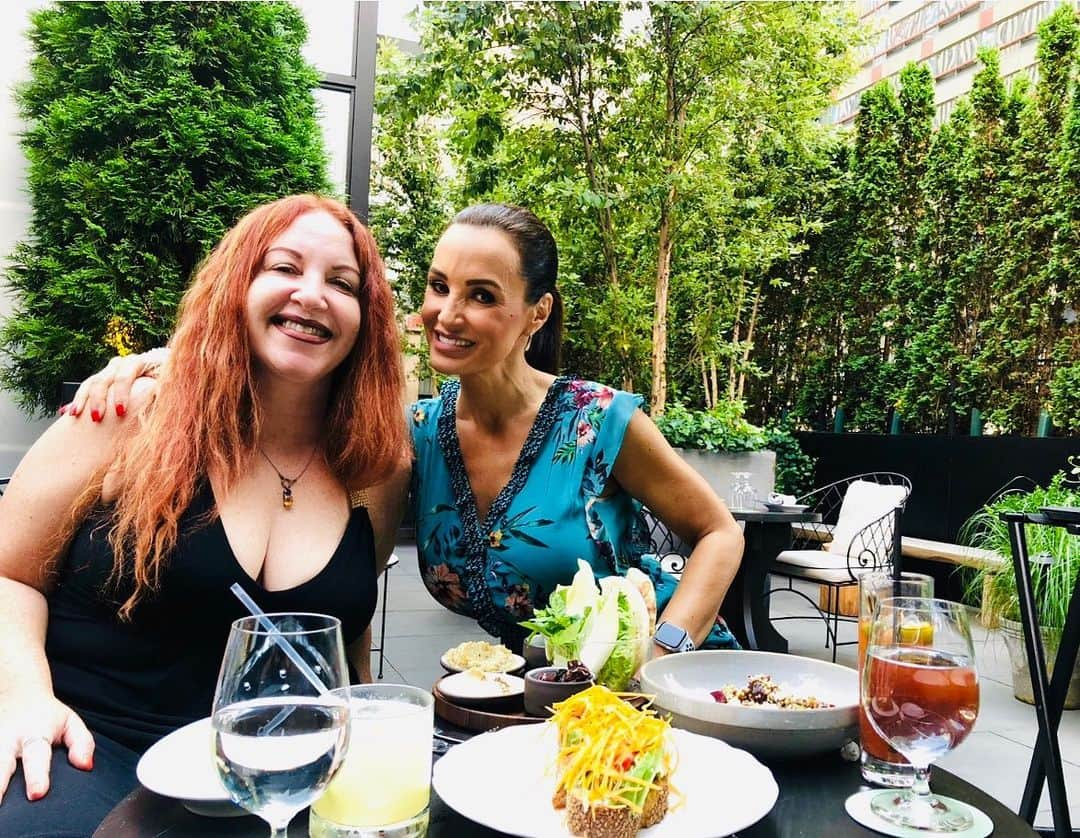 リサ・アンさんのインスタグラム写真 - (リサ・アンInstagram)「Sunday Brunch In #NYC with @misslainie The weather is was so perfect for us to just sit outside for a couple of hours & catch up! I have to get in what I can before tonight’s draft!」8月26日 4時53分 - thereallisaann