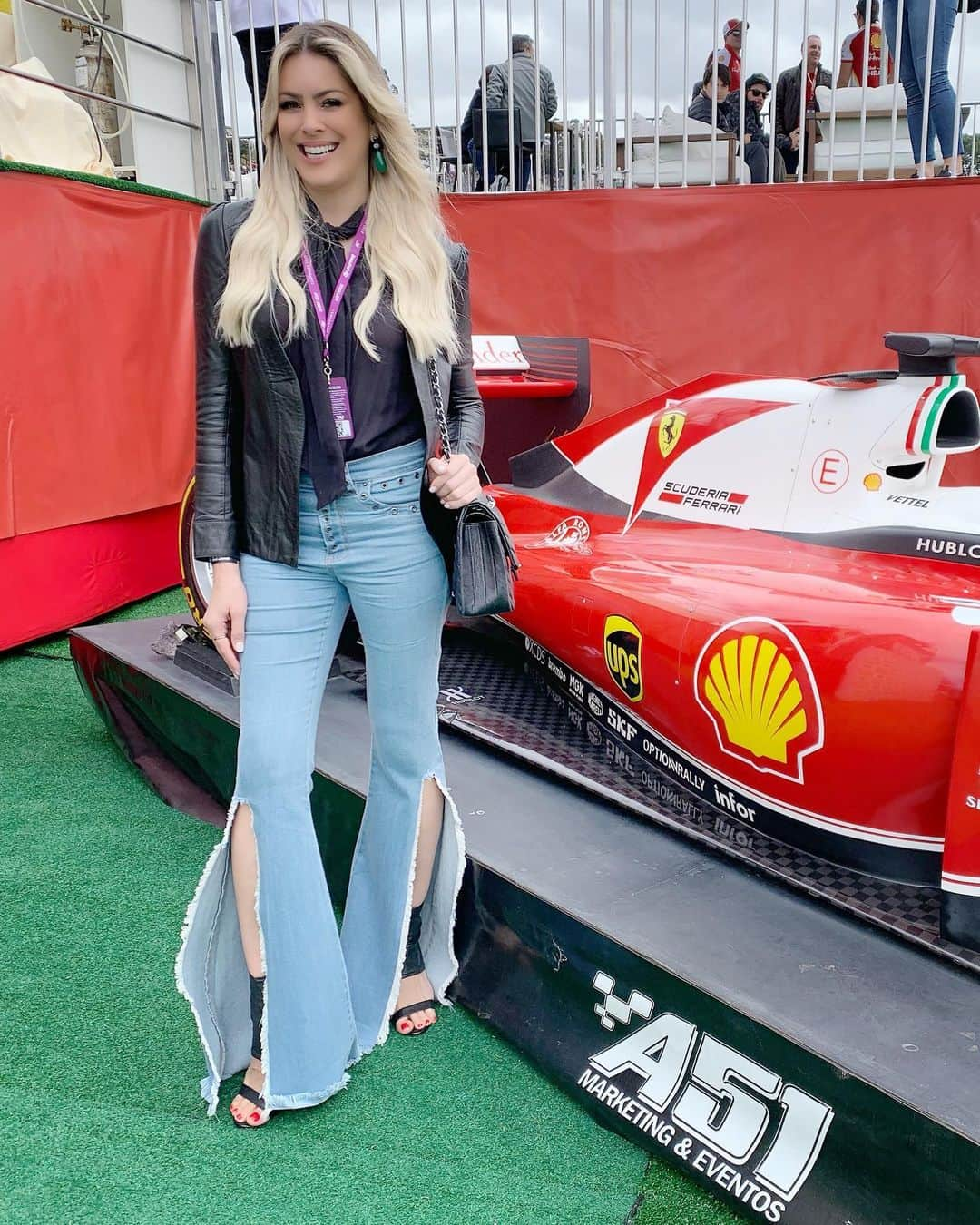 レナータ・ファンさんのインスタグラム写真 - (レナータ・ファンInstagram)「Domingo de torcida para o @atilaabreu51 na @stock_car em  Interlagos, no box da equipe @racingtmg e depois no Lounge da Shell. Algumas fotos da etapa de hoje! Quero agradecer a todos que votaram no Fan Push, infelizmente não levamos hoje mesmo com uma votação expressiva! Vem sendo um ano complicado, o Átila não disputou as duas primeiras corridas por causa de uma lesão séria na lombar, depois teve pane elétrica no carro 51 no fds em Goiânia, subiu no pódio em duas corridas consecutivas, Santa Cruz e Londrina e mesmo não tendo imagem comprovatória, foi punido sem a utilização de nenhum Push em duas corridas seguidas em Campo Grande. E aqui em SP, teve o motor quebrado sem poder dar uma volta sequer no treino classificatório e saiu de 29º para chegar em 15º. Enfim, ano injusto e pesado, mas a compensação vem com o carinho, a torcida e o apoio de todos! Obrigada amigos @juliana_rodrigues e @gredondo1 pela presença! Que venha a próxima corrida no Velopark, dia 15/09, no Rio Grande do Sul. Valeu!」8月26日 4時56分 - renatafan