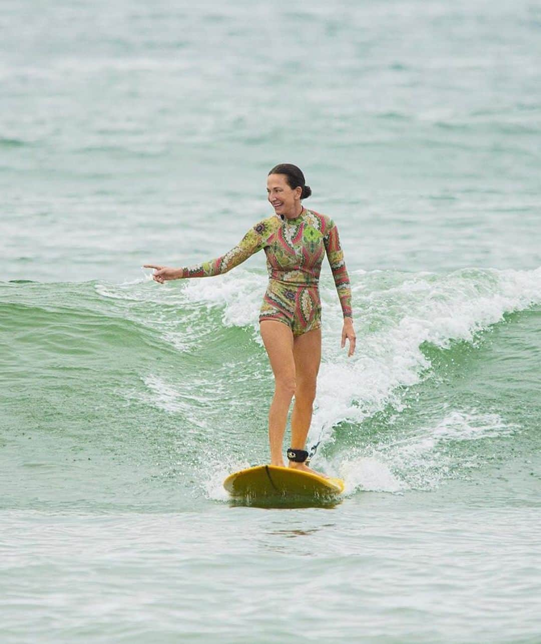 シンシア ローリーさんのインスタグラム写真 - (シンシア ローリーInstagram)「Point break (get it?) #pointbreak #famsurfsesh #montauk #family #surfmontauk  Fun day with the whole fam see @annemenke2 ‘s great pics in @styleofsport ‘s article (link in stories!)」8月26日 5時08分 - cynthiarowley