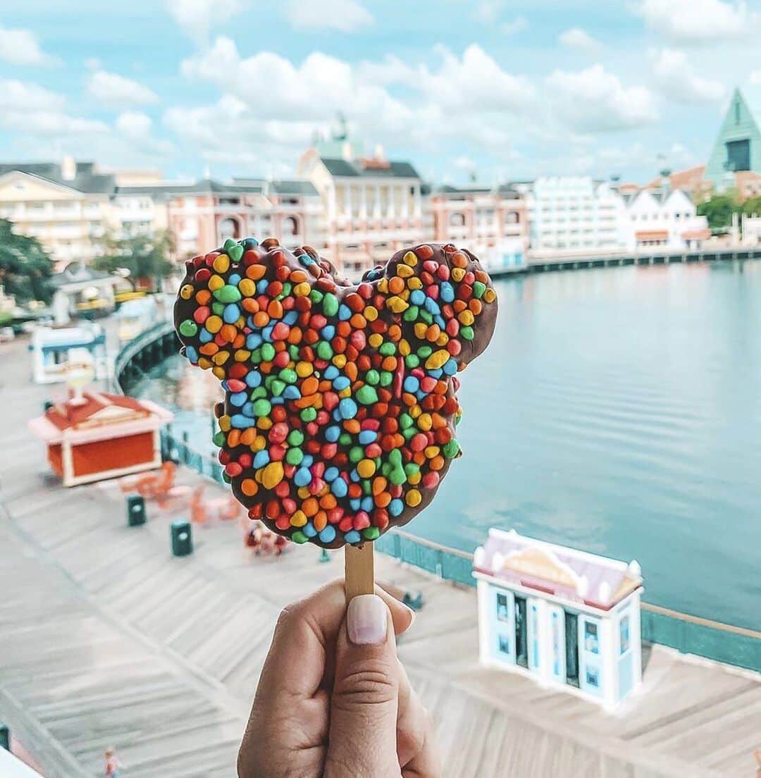 のインスタグラム：「Life is sweeter at #WaltDisneyWorld!What’s your favorite Disney treat? 😋🍭 #DisneySnacks #DisneyEats (📷: @lostdisneyfiles)」