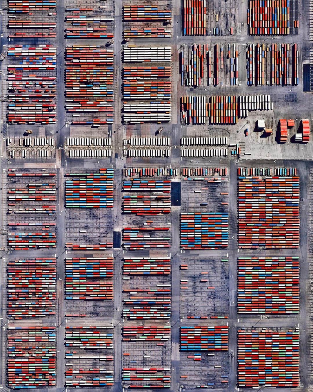 Daily Overviewさんのインスタグラム写真 - (Daily OverviewInstagram)「Shipping containers are stacked at the Port Newark Container Terminal in Newark, New Jersey. The massive facility handles more than 1.3 million shipping containers every year and is in the midst of an expansion project that will add capacity for another 1 million containers per year by 2030. /// Created by @dailyoverview, source imagery: @maxartechnologies」8月26日 5時43分 - dailyoverview
