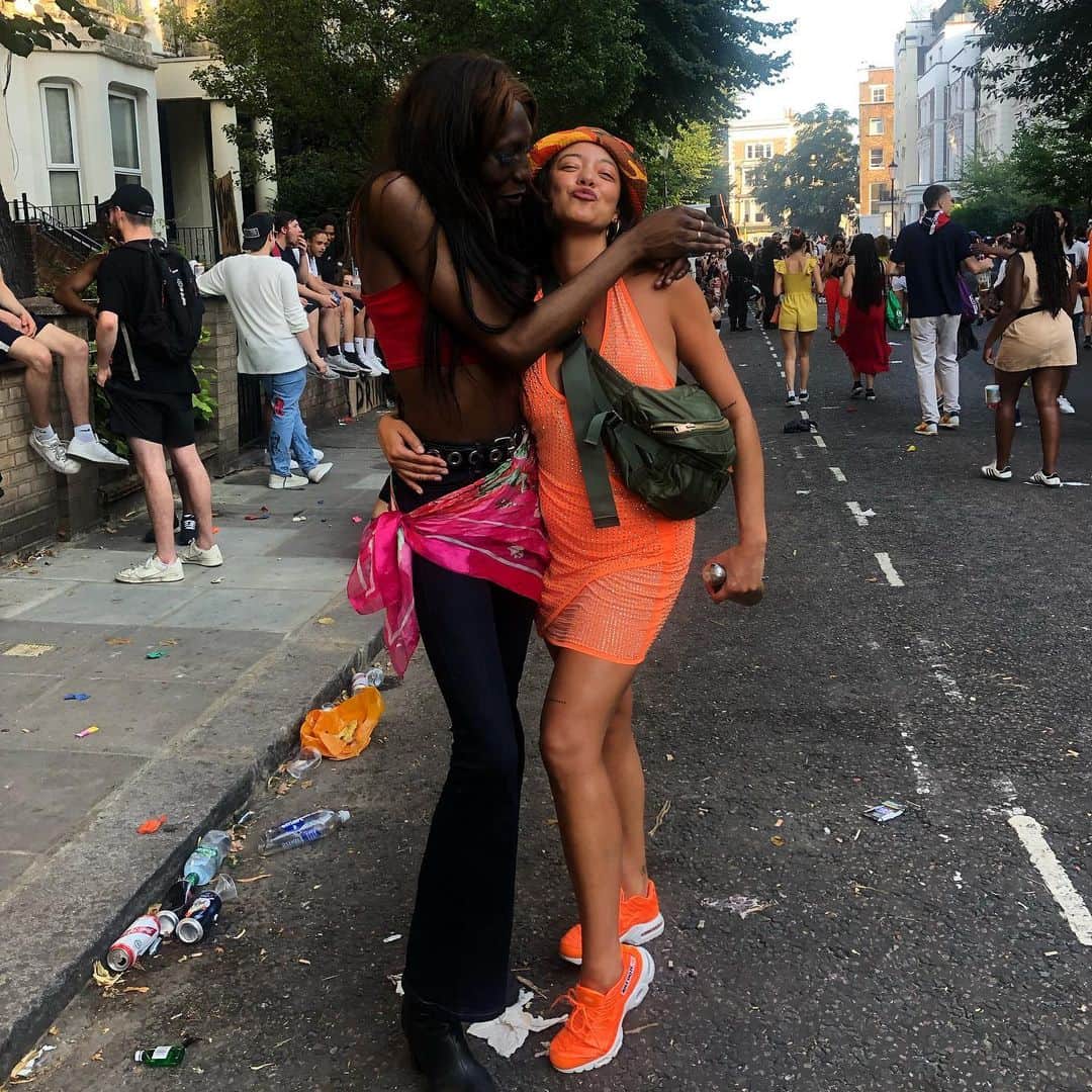 のインスタグラム：「🧡 MADE IT HOME JUST IN TIME 🎉」