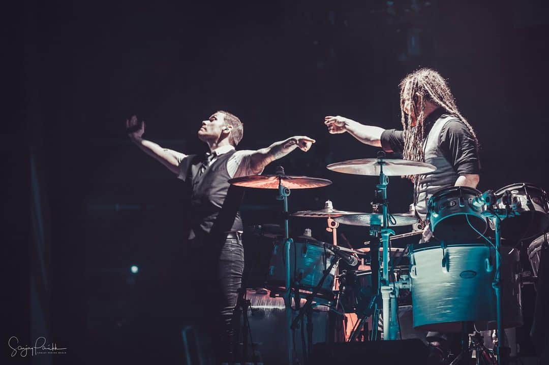 Shinedownさんのインスタグラム写真 - (ShinedownInstagram)「It’s Sunday... Let’s have a little fun y’all... CAPTION THIS 👇 . . 📷 @sanjayparikhphoto #shinedown #captionthis #sundayfunday #rockshow」8月26日 5時57分 - shinedown