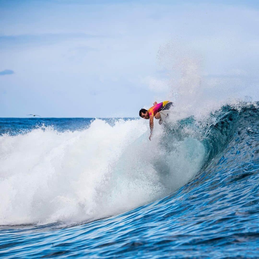 ジュリアン・ウィルソンさんのインスタグラム写真 - (ジュリアン・ウィルソンInstagram)「Round 1 done ✅ Some tricky conditions yesterday but some legit swell on the horizon 😳😁! @hurley @wsl」8月26日 6時11分 - julian_wilson