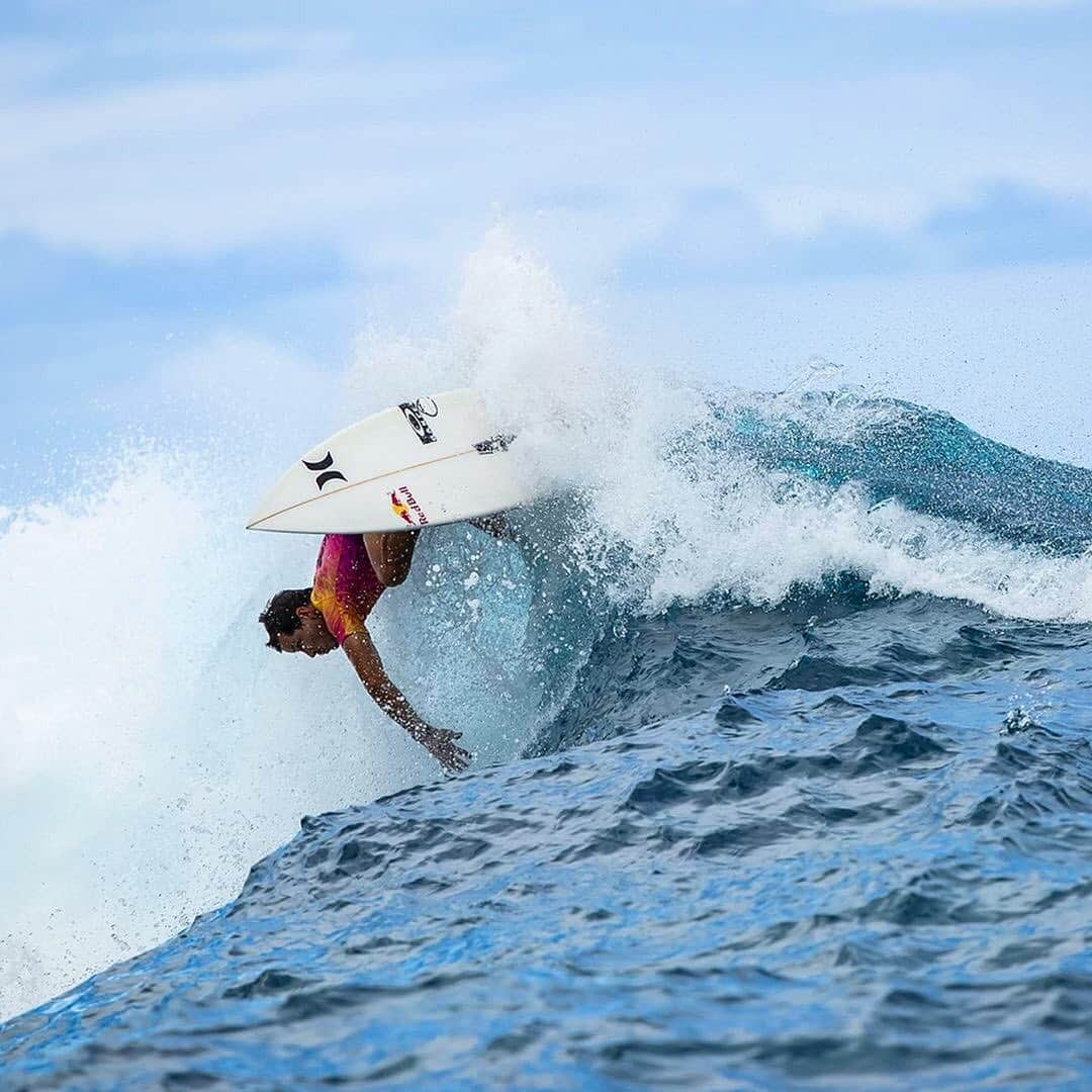 ジュリアン・ウィルソンさんのインスタグラム写真 - (ジュリアン・ウィルソンInstagram)「Round 1 done ✅ Some tricky conditions yesterday but some legit swell on the horizon 😳😁! @hurley @wsl」8月26日 6時11分 - julian_wilson