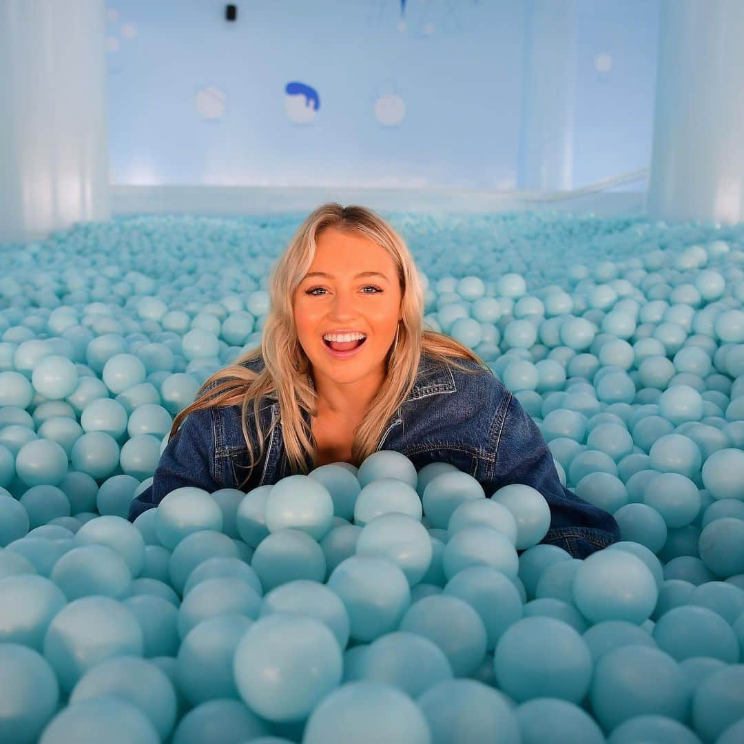 イスクラ・ローレンスさんのインスタグラム写真 - (イスクラ・ローレンスInstagram)「🦋Ballin💙  Thank you for creating a colour extravaganza @colorfactoryco  And for cute pics @diggzy 😍  Wearing @aerie bralette and @americaneagle denim jacket (both items gifted)🙏」8月26日 6時27分 - iskra