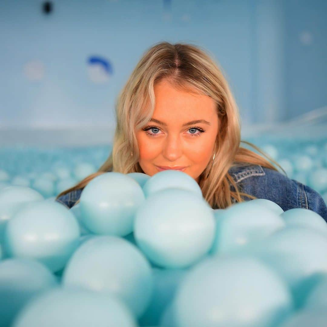 イスクラ・ローレンスさんのインスタグラム写真 - (イスクラ・ローレンスInstagram)「🦋Ballin💙  Thank you for creating a colour extravaganza @colorfactoryco  And for cute pics @diggzy 😍  Wearing @aerie bralette and @americaneagle denim jacket (both items gifted)🙏」8月26日 6時27分 - iskra