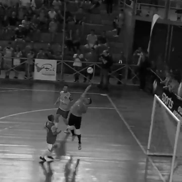 アレッサンドロ・ローザ・ヴィエイラのインスタグラム：「VÍDEO- Cavada lateral? Gosta? Marque os amigos 😃 #Futsal #Falcao12 #Falcao #Futebol 👑 #OREI 👑」