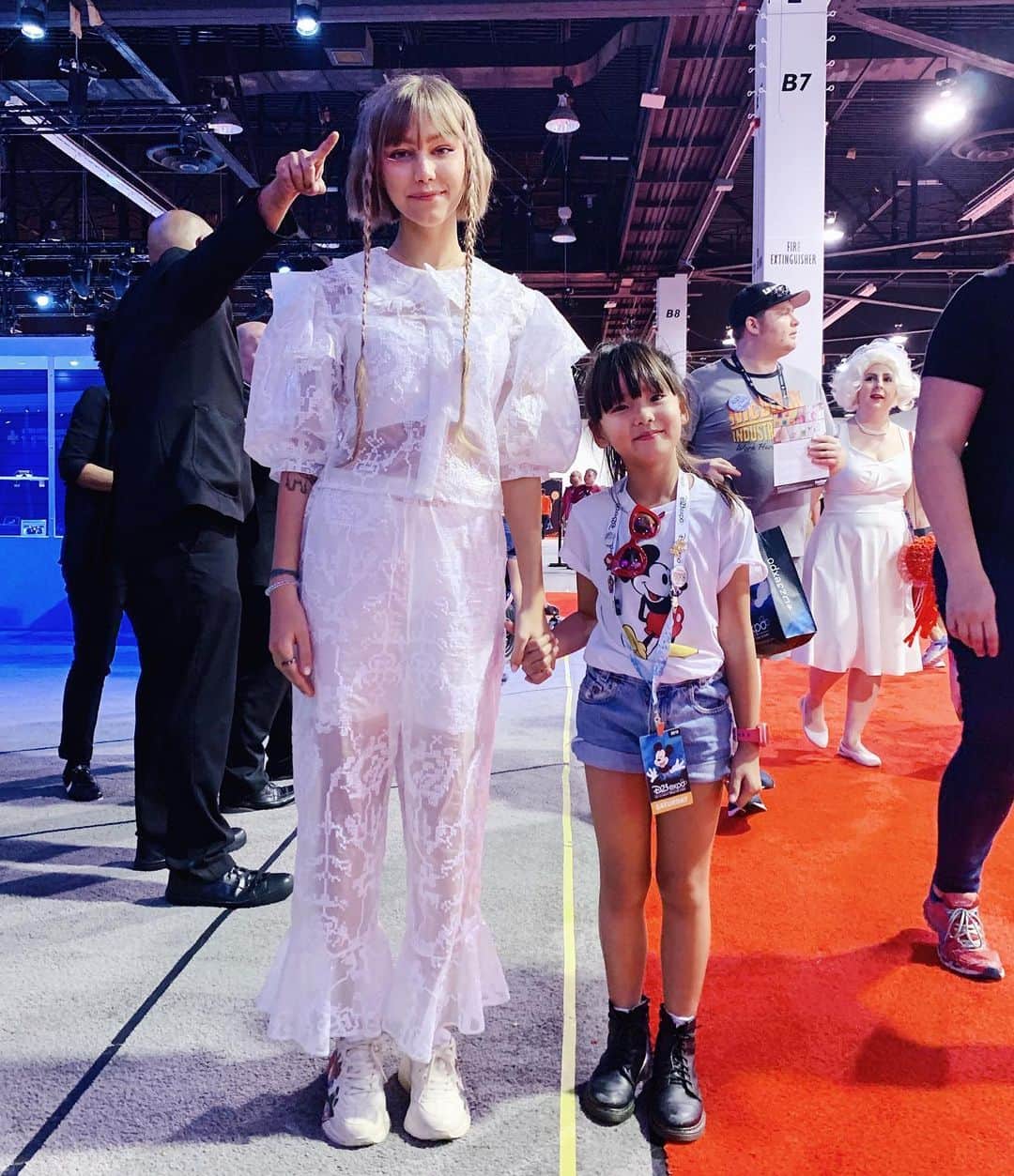 Zooey Miyoshiさんのインスタグラム写真 - (Zooey MiyoshiInstagram)「Found a new babysitter and her name is @gracevanderwaal 😊 @disneyplus just announced that she will be playing the lead in STARGIRL and the music is going to be sooooo goood!! We learned so much at @disneyd23 this year and are so excited about Disney + launching on November 12th! What news were you most excited about from this weekend? 📽 #disneyplus」8月26日 6時35分 - zooeyinthecity