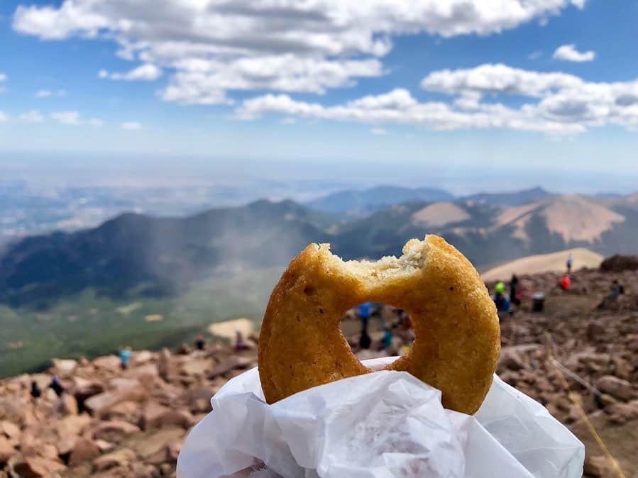 アグネス・ザワツキーさんのインスタグラム写真 - (アグネス・ザワツキーInstagram)「I just came for the donut 🍩 ⛰  #pikespeak #sundayfunday #donuts #mountains #coloradorockies #mountaintops #viewsfordays」8月26日 6時39分 - agnes_zawadzki