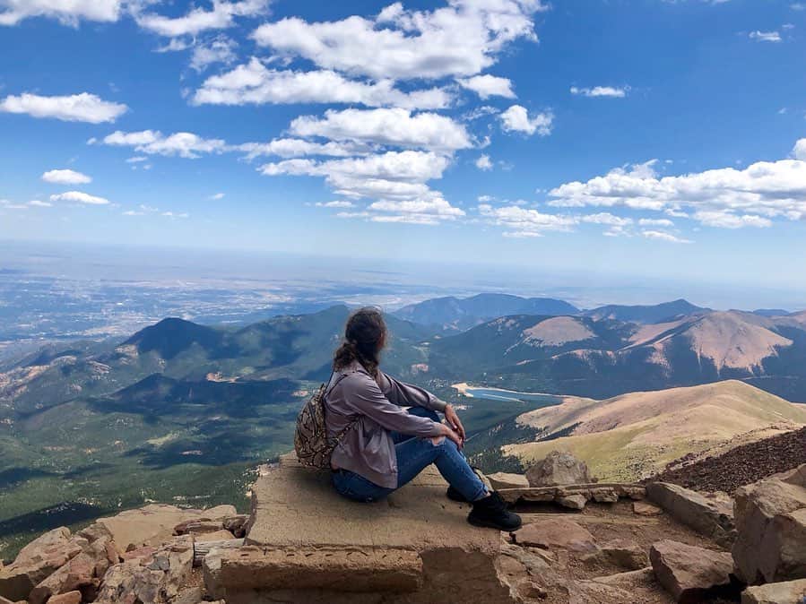 アグネス・ザワツキーのインスタグラム：「I just came for the donut 🍩 ⛰  #pikespeak #sundayfunday #donuts #mountains #coloradorockies #mountaintops #viewsfordays」