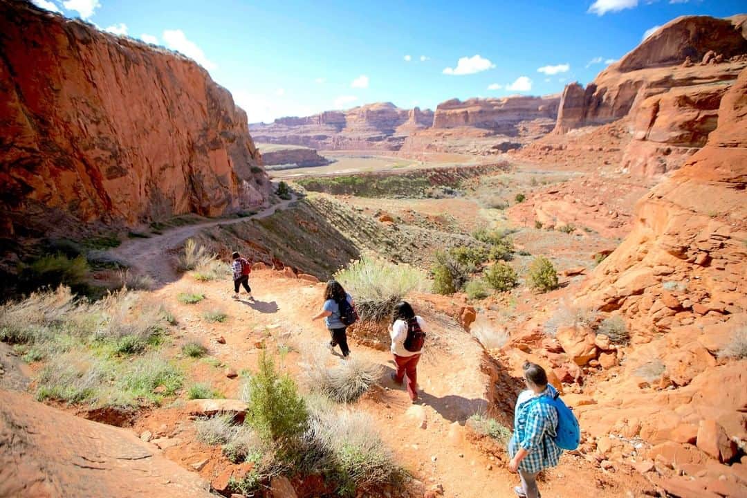 エディー・バウアーさんのインスタグラム写真 - (エディー・バウアーInstagram)「The @UnlikelyHikers hit the trail to break stereotypes. This hiking group is determined to broaden the notion of what it means to be “the outdoorsy type” and encourages all hikers to show up in nature as themselves. To join them on their future group hikes and find your hiking crew, visit @UnlikelyHikers #LiveYourAdventure 📷: @elisegiordano」8月26日 6時45分 - eddiebauer