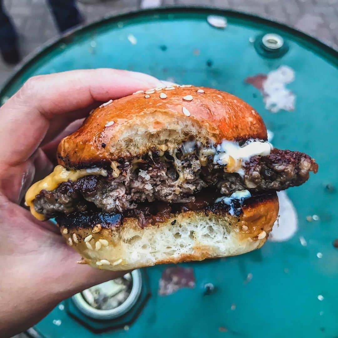 Eat With Steph & Coさんのインスタグラム写真 - (Eat With Steph & CoInstagram)「Been 3 days since #nationalburgerday and I’m still dreaming and drooling over the best burger I’ve had in a long long time 🤤  That bacon jam and that garlic butter bun.. damn @tuckaburger you’re setting my burger standards high 🙌🏼 #nationalburgerday #burger #juicyaf #closeup #eaten」8月26日 6時55分 - eatwithsteph_ldn