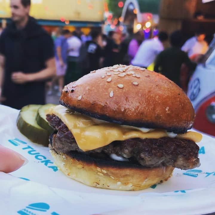 Eat With Steph & Coのインスタグラム：「Been 3 days since #nationalburgerday and I’m still dreaming and drooling over the best burger I’ve had in a long long time 🤤  That bacon jam and that garlic butter bun.. damn @tuckaburger you’re setting my burger standards high 🙌🏼 #nationalburgerday #burger #juicyaf #closeup #eaten」