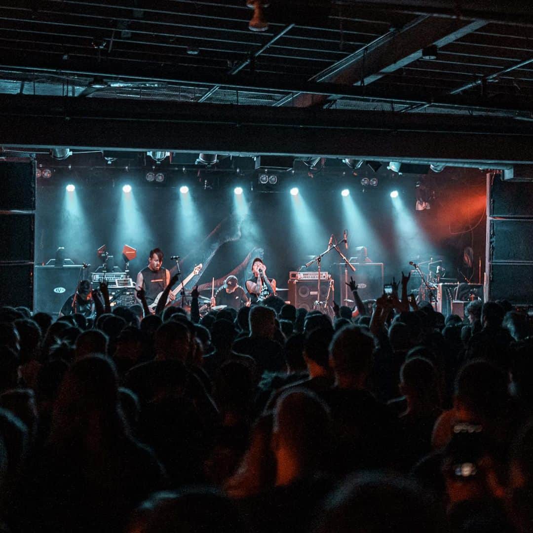 Crystal Lakeさんのインスタグラム写真 - (Crystal LakeInstagram)「Thank you Chicago! SUPERB!!!! Detroit tonight. SOLD OUT🔥  Photo: @jtcavey (@erraband) #crystallake #northlane #erra #currents #neonalientour」8月26日 7時00分 - crystallake777