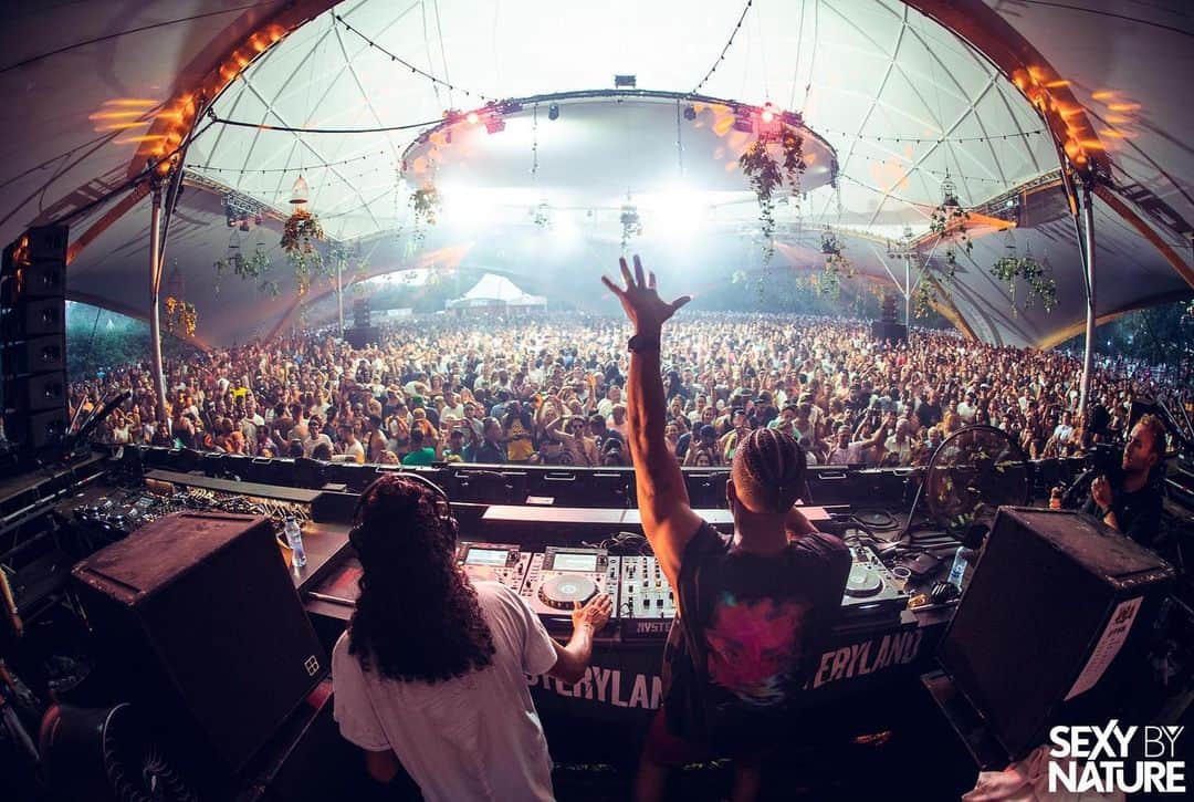 サネリー・ジェームズのインスタグラム：「WOW!! ♥️ Can’t thank you enough for the on going support! What a vibe. Shout out to all the legends playing with us  @sexybynature_official @mysteryland_official !! DANK JE WEL! 🇳🇱🧡」