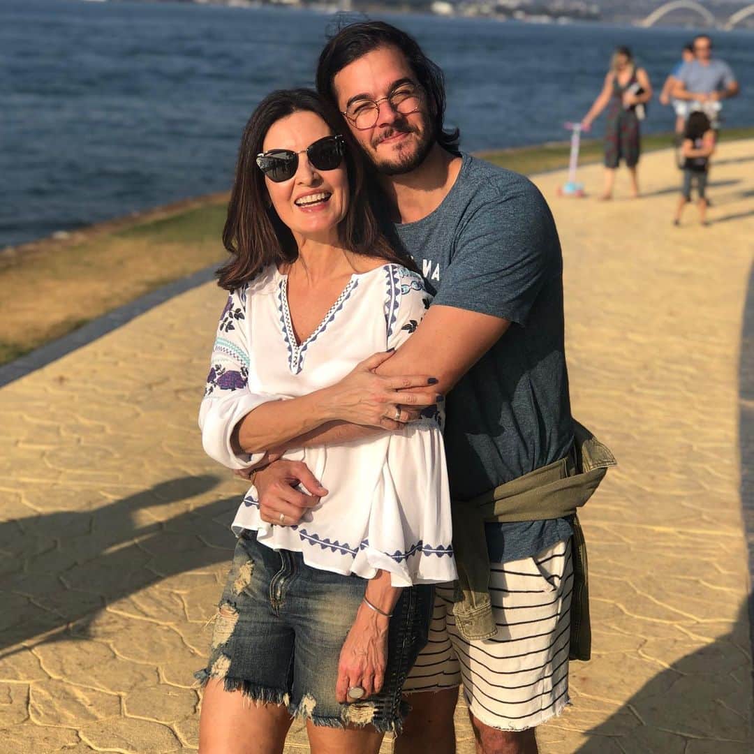 ファチマ・ベルナルデスのインスタグラム：「Não importa se é na praia, na cidade, no cerrado ou no litoral. Basta estar junto e aproveitar cada dia. ❤️ #cadaminutoimporta #semmedodeserfeliz」