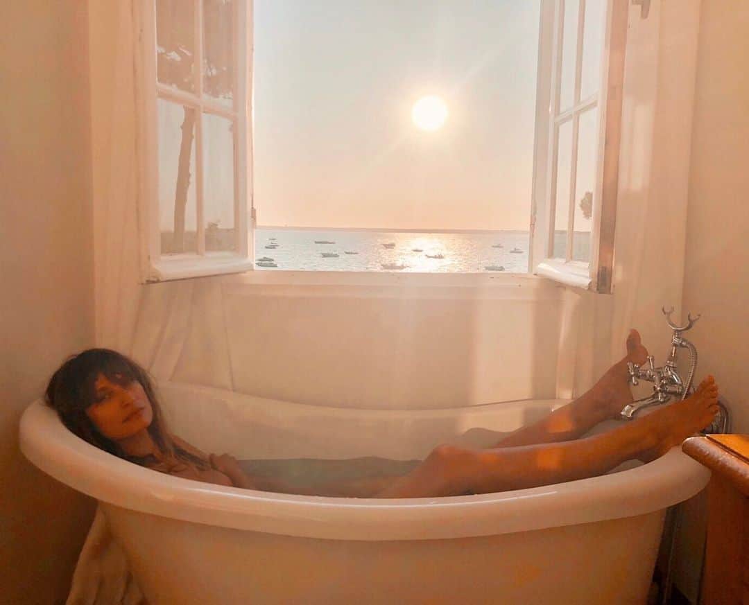 カロリーヌ・ド・メグレのインスタグラム：「Sunset bath 💘🇫🇷」