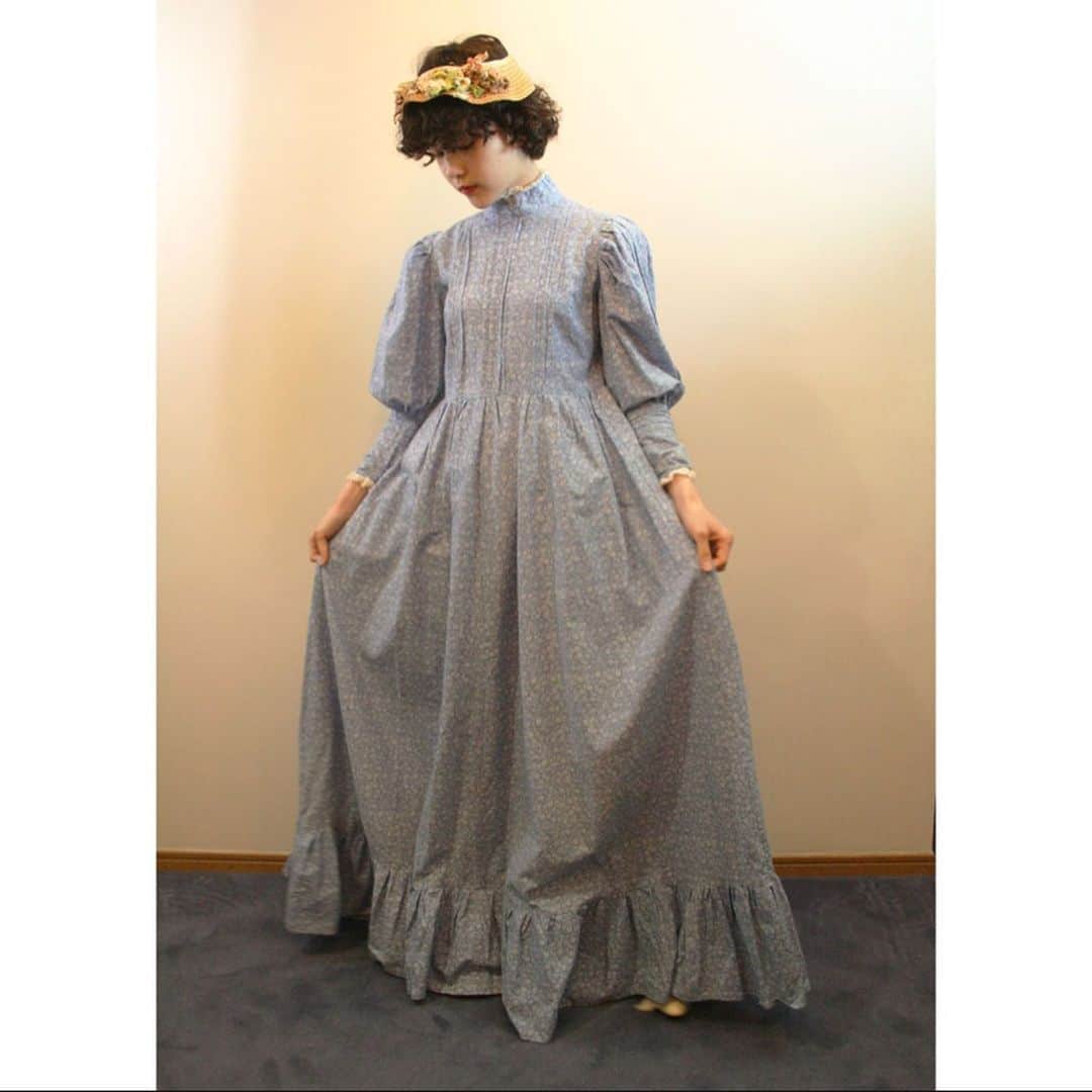 小藪奈央さんのインスタグラム写真 - (小藪奈央Instagram)「Vintage #lauraashley dress coming  @curios_tokyo online shop Wed 21:00 ship worldwide  パフスリーブや、ハイネックがまさに今の気分なLaura Ashleyの70sドレスが水曜日 21:00に入荷します🐚ベルトもつきます。 Shot by @yukika_88」8月26日 7時24分 - nao_now