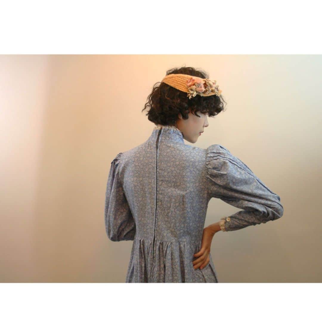 小藪奈央さんのインスタグラム写真 - (小藪奈央Instagram)「Vintage #lauraashley dress coming  @curios_tokyo online shop Wed 21:00 ship worldwide  パフスリーブや、ハイネックがまさに今の気分なLaura Ashleyの70sドレスが水曜日 21:00に入荷します🐚ベルトもつきます。 Shot by @yukika_88」8月26日 7時24分 - nao_now