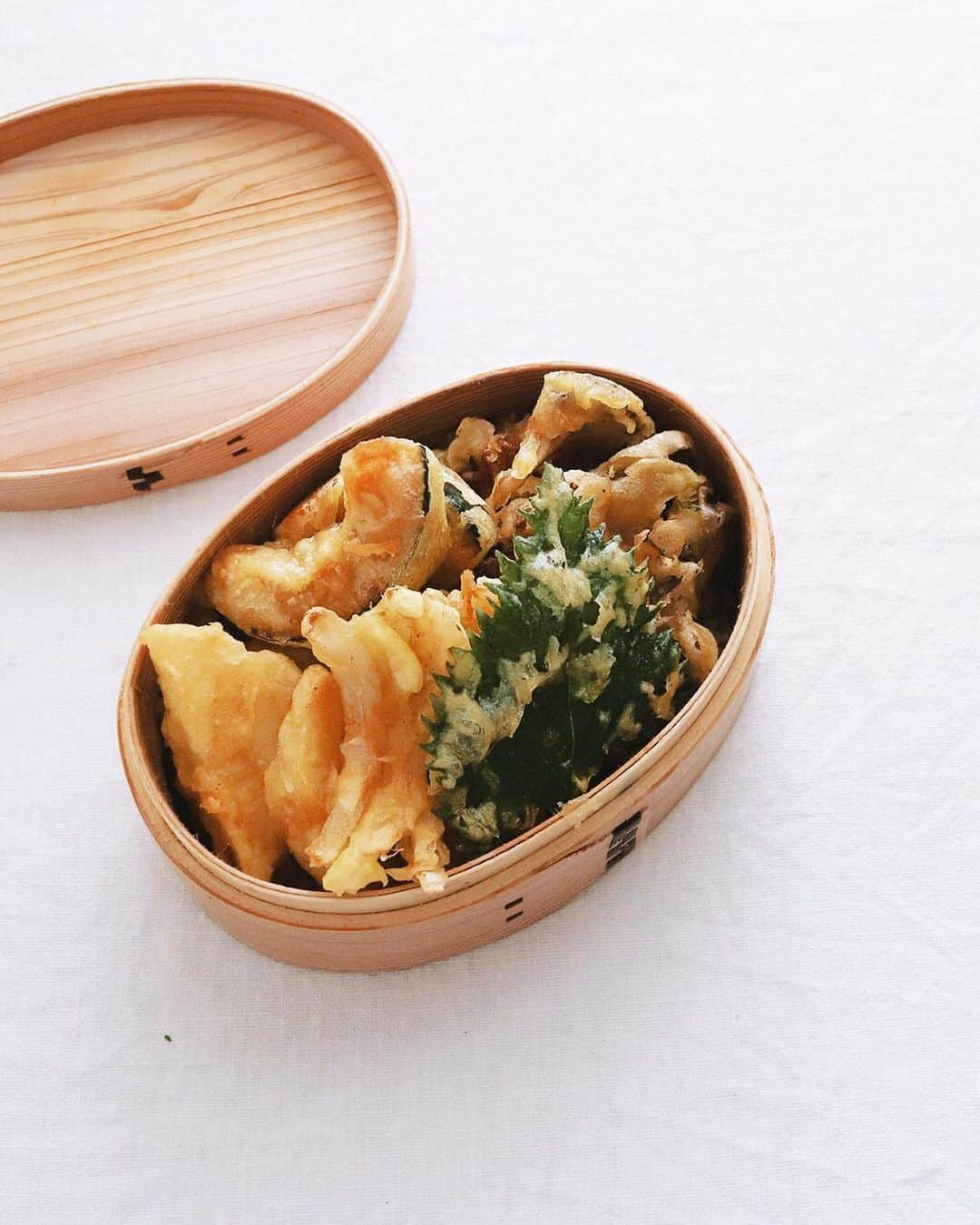 樋口正樹さんのインスタグラム写真 - (樋口正樹Instagram)「Tempura bento . 今朝は野菜天ぷら。 ジャガイモ、南瓜、 舞茸、玉葱、大葉、 わっぱに炊きたて ヒジキごはん詰め、 野菜天を盛り付け おいしいお弁当に。 . . #天ぷら弁当 #天丼弁当 #天ぷら #天丼 #舞茸天 #かぼちゃ天 #いも天 #たまねぎ天 #家弁 #じぶん弁当 #わっぱ弁当 #曲げわっぱ弁当 #bento #tempura #tempurabento #tendon」8月26日 7時35分 - higuccini