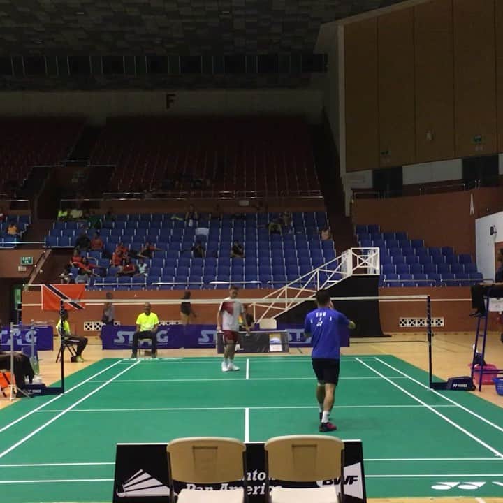 ハワード・シューのインスタグラム：「A few rallies from a tough loss in a hell of a match by @sam_parsons95 from England 🏴󠁧󠁢󠁥󠁮󠁧󠁿. Snuck in a few hours at the beach before my ✈️」