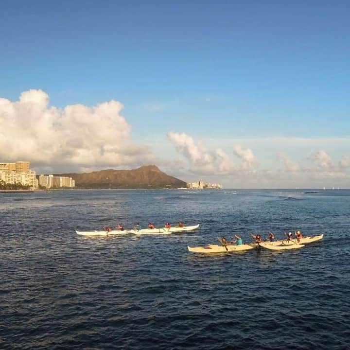 Luxury Cruise by Captain Bruceさんのインスタグラム写真 - (Luxury Cruise by Captain BruceInstagram)「サンセットクルーズへ。⁠ サーフィンやSUP,カヌーをする人たちを見ていると気持ちがゆったりしてきます。⁠ ⁠ ⁠ ⁠ #captainbruce 🌺 #privatecharter #waikiki #oahulife #aloha #ocean #boatcharter #diamondhead #paddlinglife #キャプテンブルース #プライベートクルーズ #ワイキキ #ハワイ #海」8月26日 8時05分 - cptbruce_hi