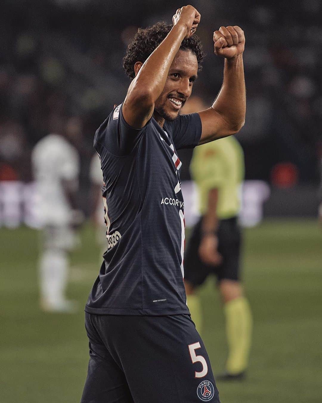マルコス・アオアス・コレアのインスタグラム：「🇫🇷 250eme match avec ce magnifique maillot rouge e blue 🔴🔵 Victoire et un but pour bien fêter ça... 👏🏽 | 🇧🇷 250 jogos com essa linda camisa parisiense 🔴🔵 Uma bela vitoria e um gol pra coroar essa noite especial. 👏🏽 #IciCestParis」