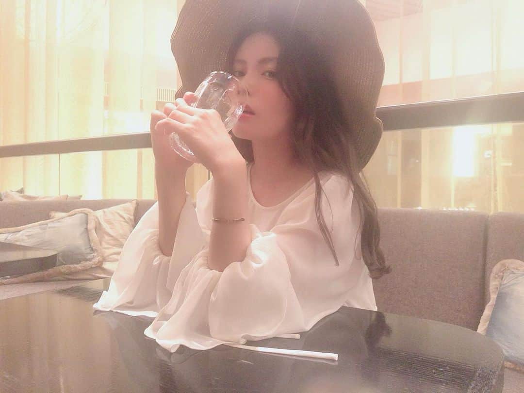 増田愛里菜のインスタグラム：「. 先日のファッション🐑👒 . . 日焼けしちゃうから、夏でも長袖着てることが多いよ〜👀☀️ . . . 周りの人にはいつも「暑そう〜🥵」って言われちゃうけど🤭💦 . . 日焼けするよりいいのだよ🦸‍♀️✨ . . #夏休み #夏 #ファッション #コーデ #夏コーデ #コーディネート #ワンピース #袖フリル #麦わら帽子 #ココディール #cocodeal #fashion #coordinate #summer」