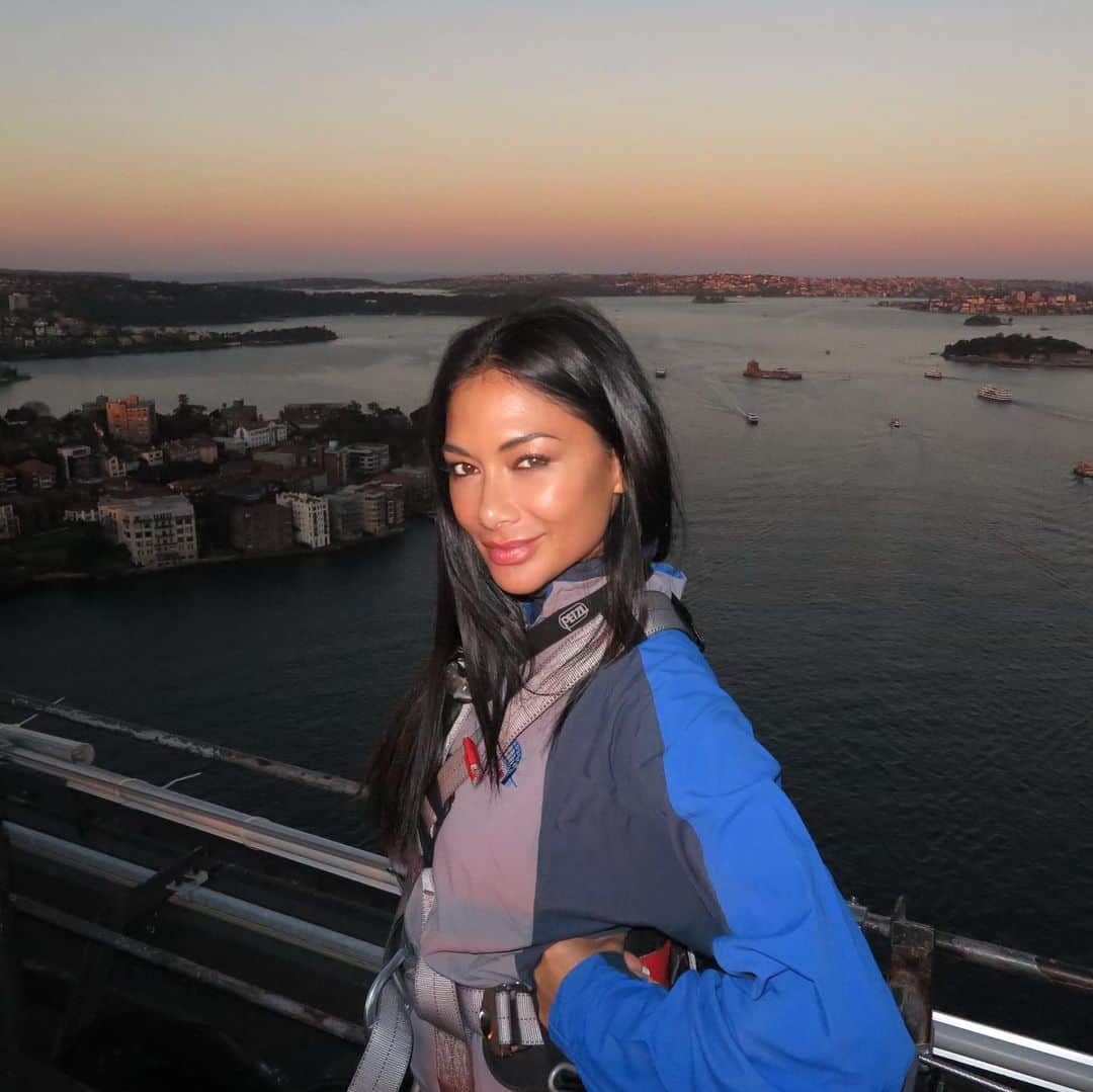 ニコール・シャージンガーさんのインスタグラム写真 - (ニコール・シャージンガーInstagram)「Finally got to steal a couple of hours away to do something touristy! Sydney Harbour Bridge climb at sunset! 😍」8月26日 8時09分 - nicolescherzinger