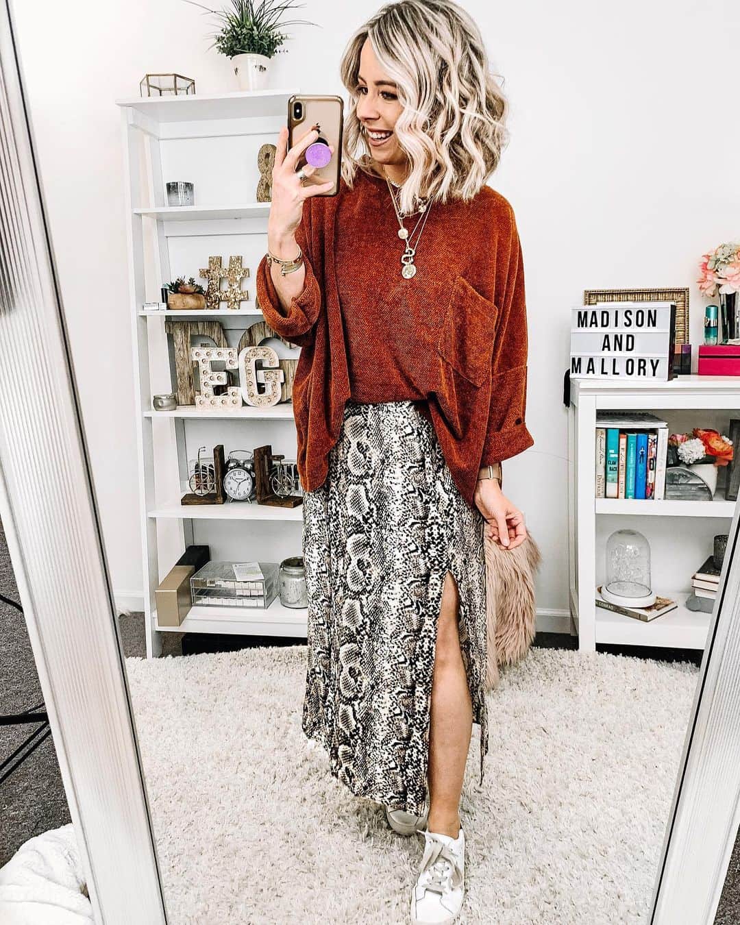 Tracy and Stefanieのインスタグラム：「𝘏𝘢𝘱𝘱𝘺 𝘚𝘶𝘯𝘥𝘢𝘺!! Is it fall yet?? I’m so ready for layers and yummy fall drinks! ☕️ ⁣ Who’s with  us? 🎃🍂 ⁣ ⁣ 𝐏𝐒 This is #bts of @madisonandmallory Facebook group exclusives! We have a lot of cute fall clothing pieces already available! Search Madison + Mallory on FB or click the link in our bio to join!」