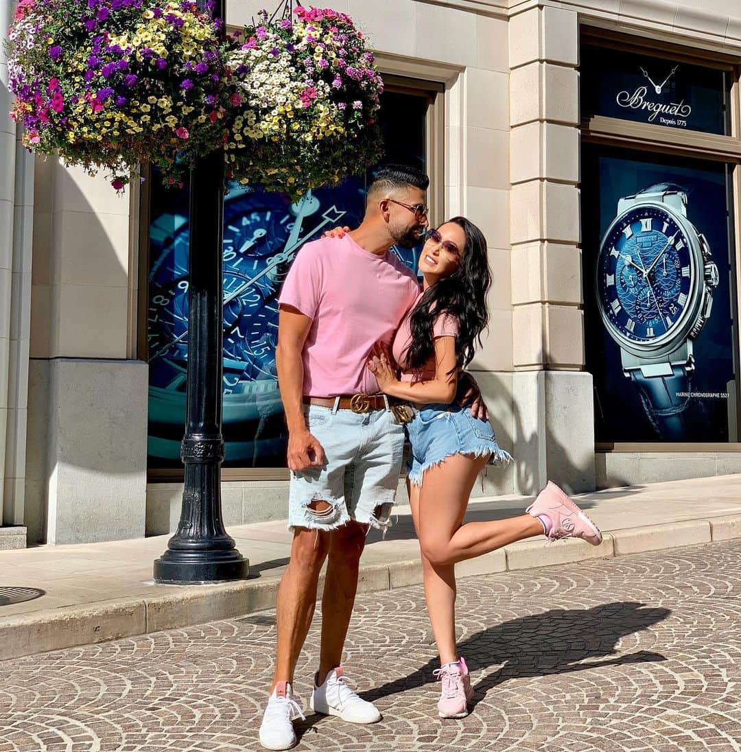 laurag_143のインスタグラム：「When we met I told him I was street smart...I just forgot to mention that the street was #rodeodrive 🙊👗👠👜」