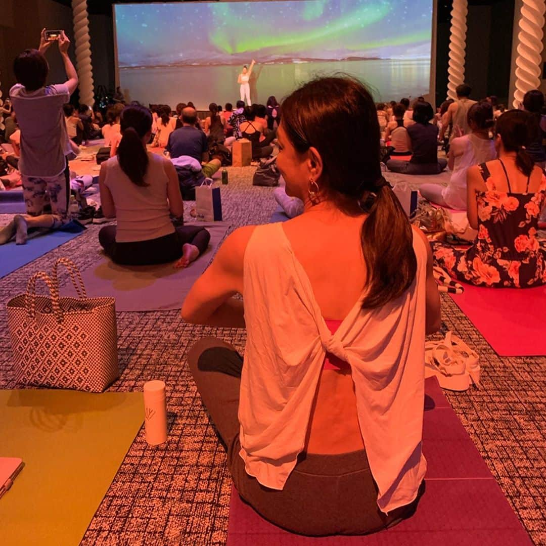 前田典子さんのインスタグラム写真 - (前田典子Instagram)「#ワカヨガ @yogajapan.jp  @wakanozawa  #野沢和香  ちゃんの ファッショナブルな映像と音楽とポジティブメッセージ、リラックスヨガ 🧘‍♂️ #自分のカラダと向き合う時間 #みんなでヨガ #ゆっくり動いて #薄っすら汗💦 #きついポーズも #チャレンジ #得意のポーズは #シャバーサナ 😴  #楽しかった😆 わーちゃん #ありがとう❤️」8月26日 8時54分 - maenorichang