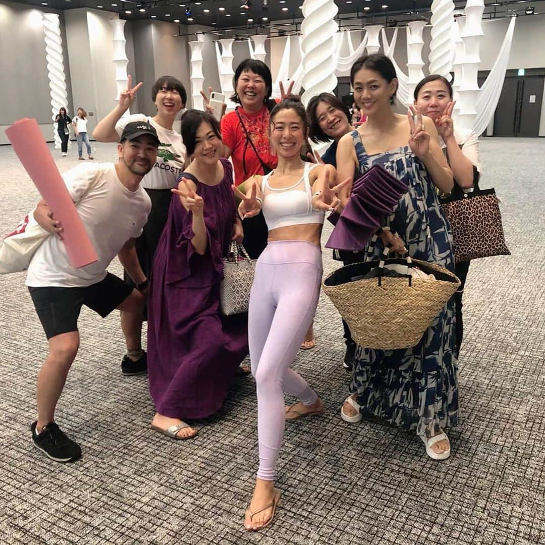 前田典子さんのインスタグラム写真 - (前田典子Instagram)「#ワカヨガ @yogajapan.jp  @wakanozawa  #野沢和香  ちゃんの ファッショナブルな映像と音楽とポジティブメッセージ、リラックスヨガ 🧘‍♂️ #自分のカラダと向き合う時間 #みんなでヨガ #ゆっくり動いて #薄っすら汗💦 #きついポーズも #チャレンジ #得意のポーズは #シャバーサナ 😴  #楽しかった😆 わーちゃん #ありがとう❤️」8月26日 8時54分 - maenorichang