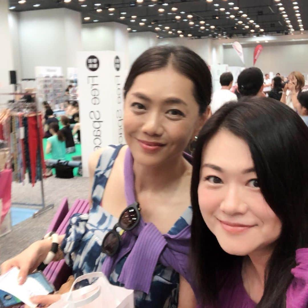 前田典子さんのインスタグラム写真 - (前田典子Instagram)「#ワカヨガ @yogajapan.jp  @wakanozawa  #野沢和香  ちゃんの ファッショナブルな映像と音楽とポジティブメッセージ、リラックスヨガ 🧘‍♂️ #自分のカラダと向き合う時間 #みんなでヨガ #ゆっくり動いて #薄っすら汗💦 #きついポーズも #チャレンジ #得意のポーズは #シャバーサナ 😴  #楽しかった😆 わーちゃん #ありがとう❤️」8月26日 8時54分 - maenorichang