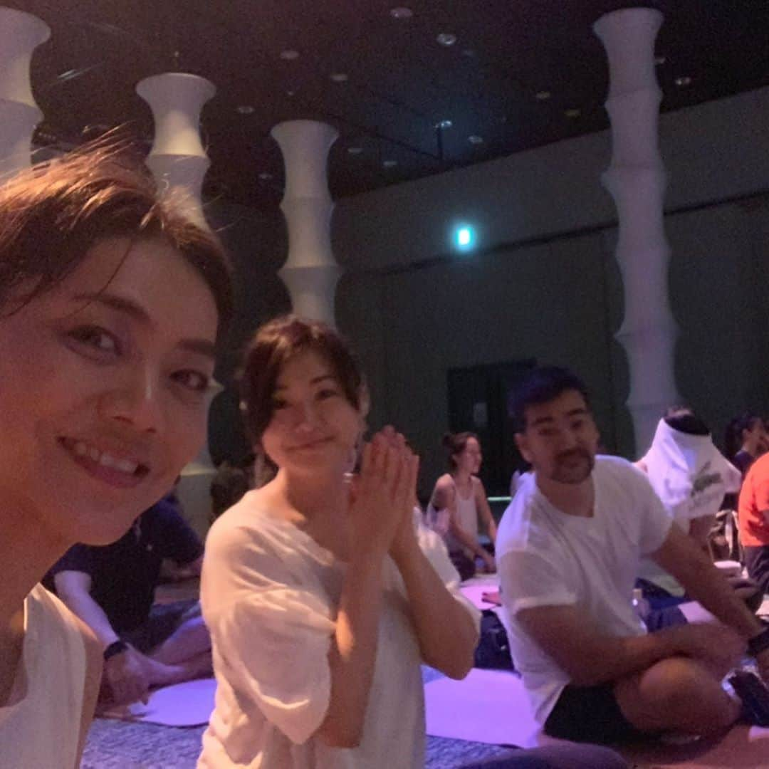 前田典子さんのインスタグラム写真 - (前田典子Instagram)「#ワカヨガ @yogajapan.jp  @wakanozawa  #野沢和香  ちゃんの ファッショナブルな映像と音楽とポジティブメッセージ、リラックスヨガ 🧘‍♂️ #自分のカラダと向き合う時間 #みんなでヨガ #ゆっくり動いて #薄っすら汗💦 #きついポーズも #チャレンジ #得意のポーズは #シャバーサナ 😴  #楽しかった😆 わーちゃん #ありがとう❤️」8月26日 8時54分 - maenorichang