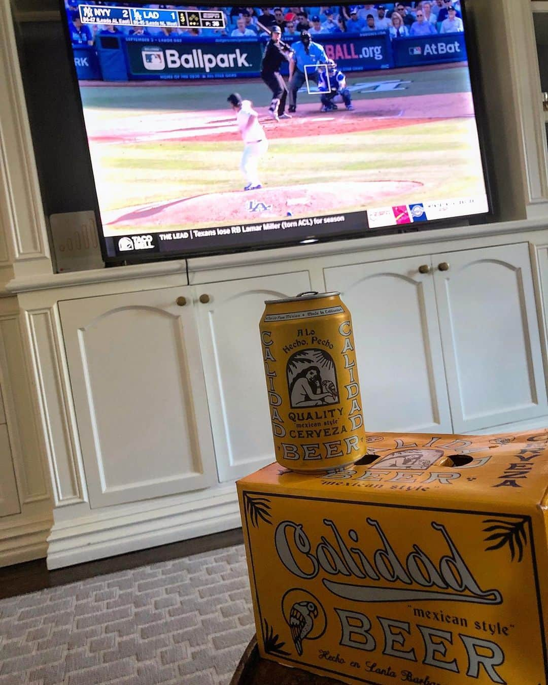 エイドリアン・ゴンザレスさんのインスタグラム写真 - (エイドリアン・ゴンザレスInstagram)「Watching a little baseball. Cheers everyone 🍻Who do you think will win? @ESPN @Dodgers @Yankees @Calidad」8月26日 8時59分 - adrian_eltitan