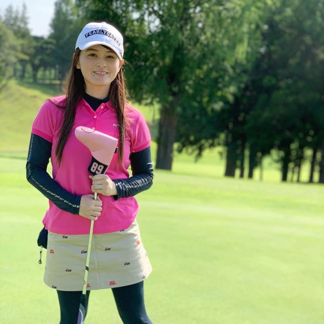 奥山夏織さんのインスタグラム写真 - (奥山夏織Instagram)「会社の方たちにプレゼント🎁としていただいた#ゴルフウェア を着てラウンドしてきました💓 ・ tops & bottom #jackbunny  leggings & cap #pearlygates ・ ピンクのトップスは初めてでしたが可愛い💓最近ゴルフウェアあんまり買ってなかったですが、やっぱり可愛いですねー😍 ・ ちなみにこの日は#那須小川ゴルフクラブ に行ってきました❣️初めてでしたが、ここはビュッフェの品揃えがかなり良くて素敵すぎてまた行きたいと思いました💓 ・ あとコースもちゃんと整備されていて綺麗でしたよー♪そしてこの日は奇跡の95がとれました😭ベスト更新❣️ウッドとユーティリティが良いとこんなにスコア伸びるんだと思いました❣️ ・ バースデーゴルフ楽しかった😍💓ありがとう💓 ・・・ #ゴルフウェア #ゴルフウェアコーデ #golf #golf女子 #golfcoordinate #golfwear #ゴルフ女子 #ゴルフ女子コーデ #ゴルフ#ゴルフ日和 #ゴルフ好きな人と繋がりたい #🏌️‍♂️‍♀️ #⛳️ #ちゃぉりgolf #インスタゴルフ #インスタゴルフ女子」8月26日 9時03分 - okuyama_kaori
