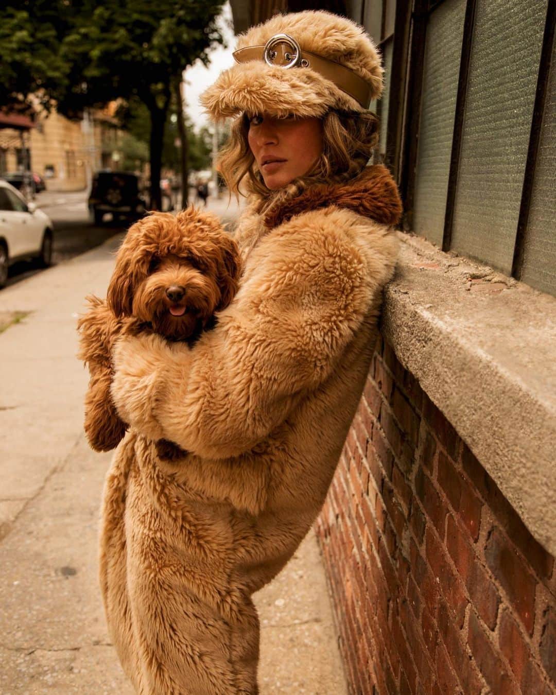 Vogue Parisさんのインスタグラム写真 - (Vogue ParisInstagram)「Happy International Dog Day 🐾  @Gisele shot by @InezandVinoodh and styled by @EmmanuelleAlt in the August 2017 issue of Vogue Paris #InternationalDogDay」8月26日 19時58分 - voguefrance