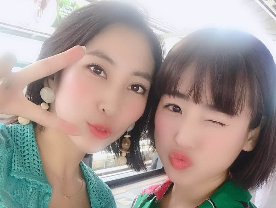 近野莉菜さんのインスタグラム写真 - (近野莉菜Instagram)「お盆休みは遥香ちゃん( @haruuuu_chan )とバンコクに行ってきたよ😌🇹🇭 ジャカルタに住んでる時は1年に1回は必ず行ってたなあ💕 いずりな( @rinaizuta.bnk48official )にも会えました🥳 楽しくてあっという間だった！また遥香ちゃんと旅行行きたいなあ✈️ Aku pas liburan ke Bangkok sama haruka🇹🇭 Aku senang banget bisa ketemu disana...dan bisa jalan2👭 Pas tinggal di Jakarta sering ketemu kan ya...tapi sekarang sudah terpisah🥺 Kalo bisa tahun depan juga pengen liburan sama haruka☺️✈️ Ternyata aku masih ingat bahasa Indonesia ya🤣🤣 Kangen Indonesia 😌🇲🇨」8月26日 18時25分 - chikano.rina