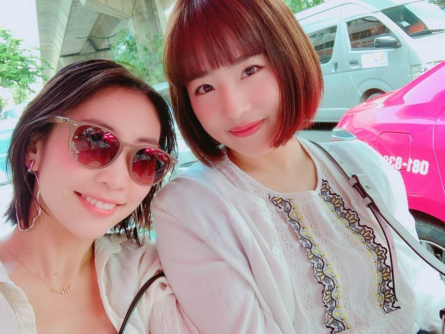 近野莉菜のインスタグラム：「お盆休みは遥香ちゃん( @haruuuu_chan )とバンコクに行ってきたよ😌🇹🇭 ジャカルタに住んでる時は1年に1回は必ず行ってたなあ💕 いずりな( @rinaizuta.bnk48official )にも会えました🥳 楽しくてあっという間だった！また遥香ちゃんと旅行行きたいなあ✈️ Aku pas liburan ke Bangkok sama haruka🇹🇭 Aku senang banget bisa ketemu disana...dan bisa jalan2👭 Pas tinggal di Jakarta sering ketemu kan ya...tapi sekarang sudah terpisah🥺 Kalo bisa tahun depan juga pengen liburan sama haruka☺️✈️ Ternyata aku masih ingat bahasa Indonesia ya🤣🤣 Kangen Indonesia 😌🇲🇨」