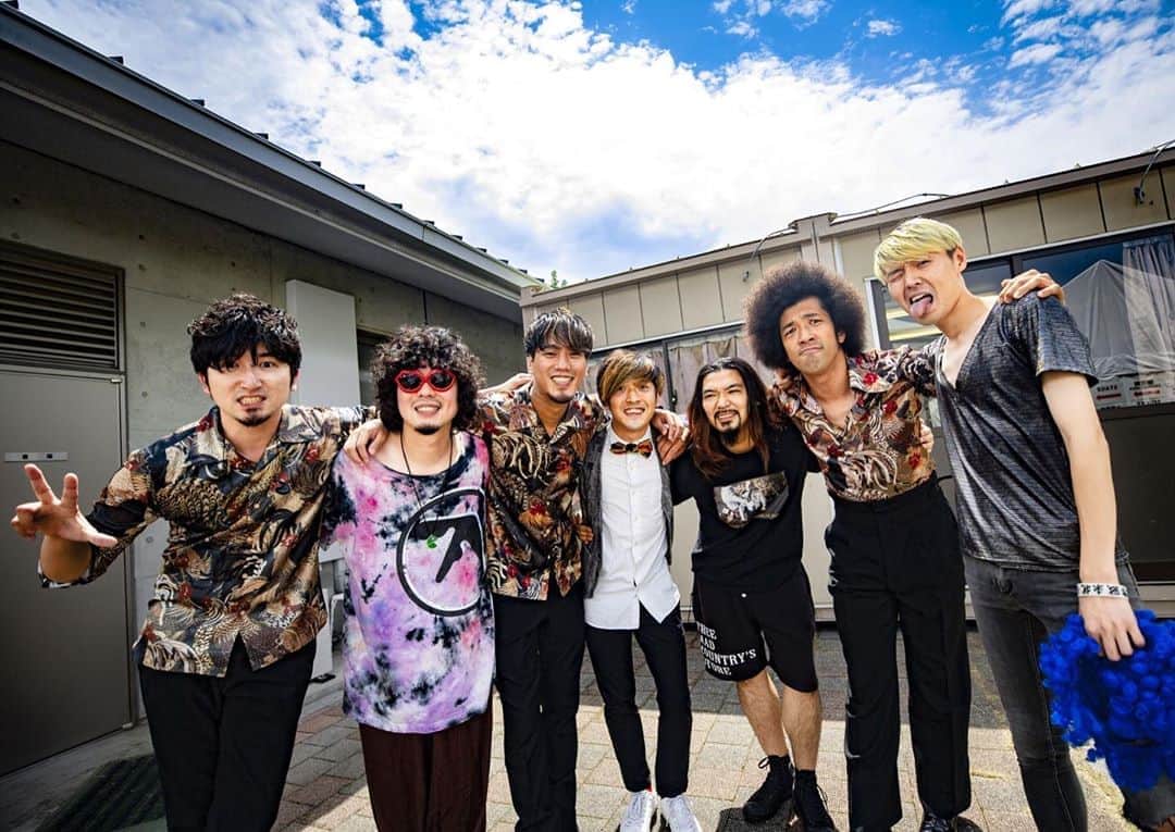 のインスタグラム：「改めてモンバスー！！！ これは来年パーティータイムに繋がった！！！ よっしゃ！！！ 写真はBRADIOと！BRADIO最高だった！！！ photo by @tamaishingo22  #モンバス #thetelephones #BRADIO」