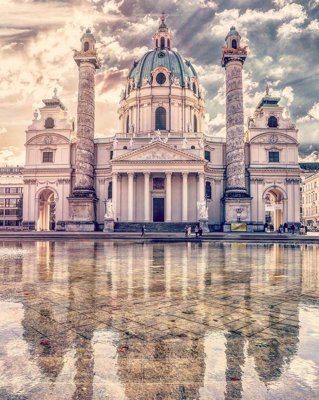 Wien | Viennaさんのインスタグラム写真 - (Wien | ViennaInstagram)「What a stunning shot of St. Charles Church - one of the most important Baroque buildings in Vienna. The giant dome stands quite clearly at its center. Impressive frescoes are to be found here at a height of more than 30 metres. Did you take a look inside? ✨👀 by @tamtam_photography #ViennaNow」8月26日 18時42分 - viennatouristboard