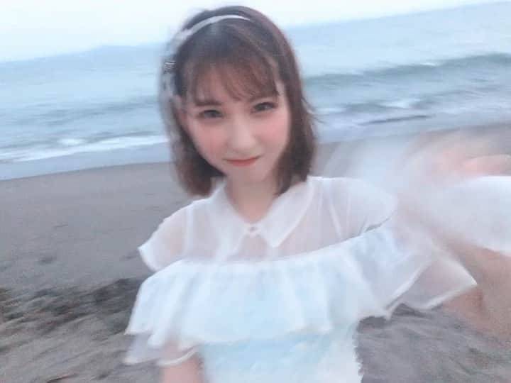 松岡菜摘のインスタグラム：「. . OTODAMAたのしかったあああ . #海辺で彼女ときゃっきゃ #的なやつとりあえずやっといた #しげちゃん後ろで #いいていいて、そういうの #一番きゃっきゃしてるの #カメラマンひなた . #夕暮れが夜に変わる前に今日の悲しみは置いてきた #三浦海岸に置いてきた #たのしかったあ」