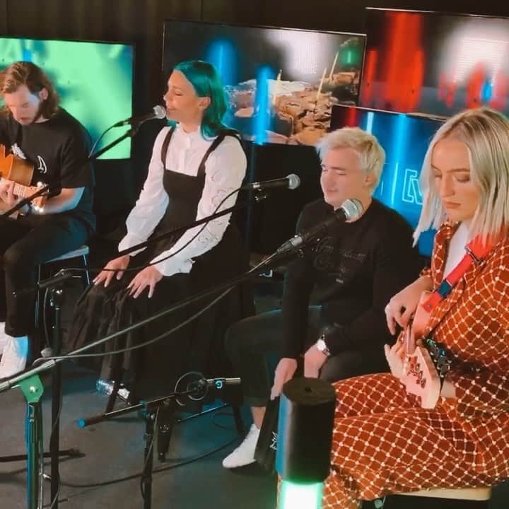 シェパードのインスタグラム：「Sneak peek of our performance of #kissmyfatass at @vmusic.au」