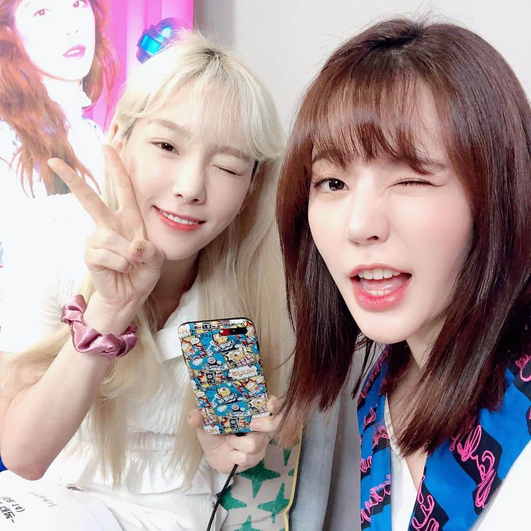 サニー のインスタグラム：「#슈퍼아이돌리그시즌4 #태연 #써니 #과연오늘은 #치킨각?!?! #후야티비」
