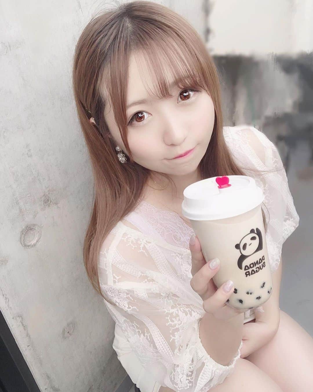 新矢皐月さんのインスタグラム写真 - (新矢皐月Instagram)「ぱんだのタピオカ . . -------------------------------------- 🍹パンダシュガー 代々木店 （ @pandasugar2019 ） 東京都渋谷区代々木1-33-3 ⏰10:00〜22:00 代々木駅改札出てすぐ💮 -------------------------------------- . . （ストローもらい忘れた） （どうやって飲んだかはご想像にお任せします） . . #大粒タピオカ #熊猫堂  #pandasugar #パンダシュガー  #代々木タピオカ #代々木カフェ #タピオカ巡り #japanesegirl #japan_of_insta #被写体 #足っきー #太もも」8月26日 18時44分 - araya_satsuki